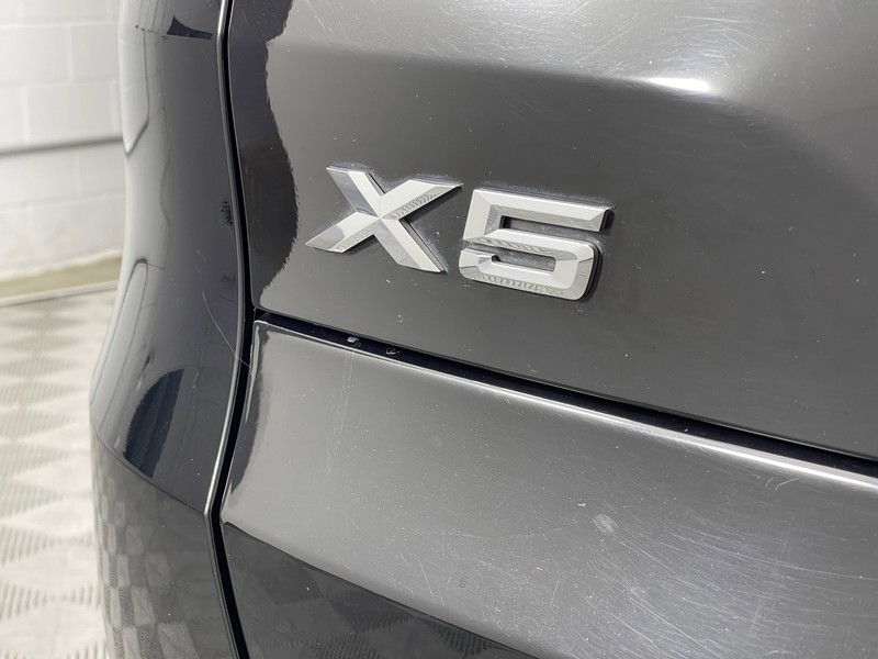 BMW X5 Vehicle Full-screen Gallery Image 12
