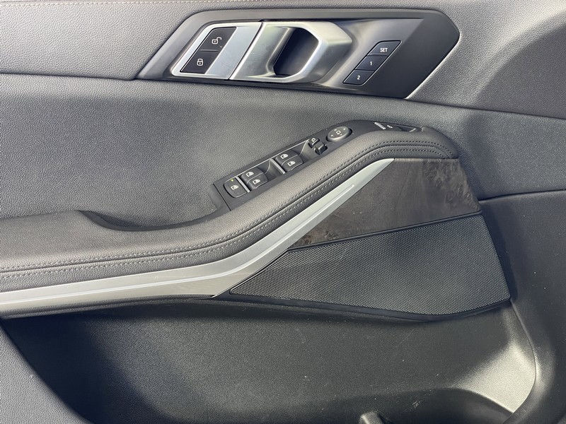 BMW X5 Vehicle Full-screen Gallery Image 20