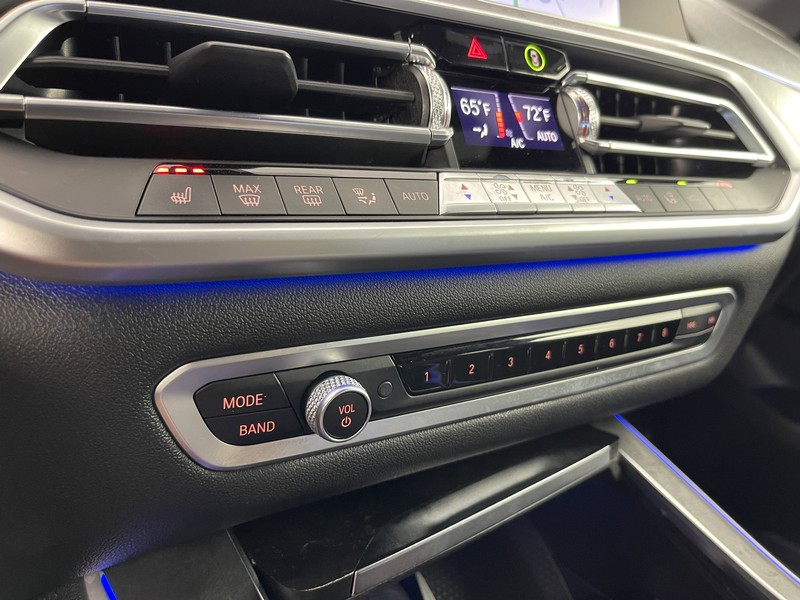 BMW X5 Vehicle Full-screen Gallery Image 30