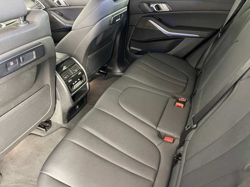 BMW X5 Vehicle Full-screen Gallery Image 33