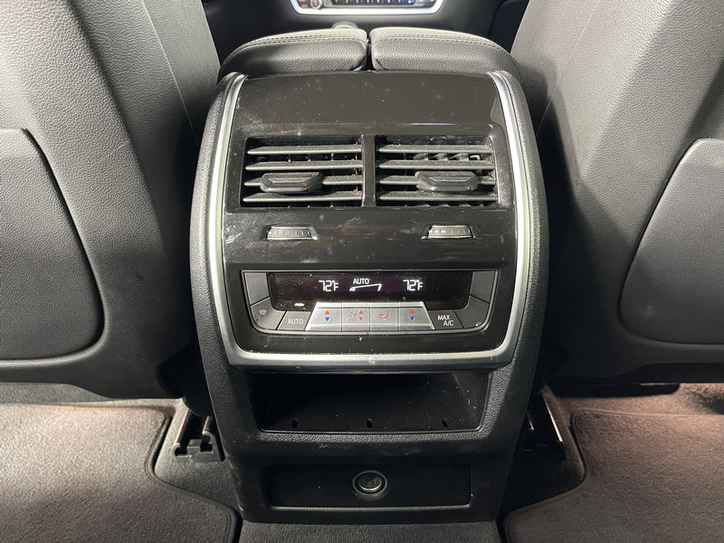 BMW X5 Vehicle Full-screen Gallery Image 35