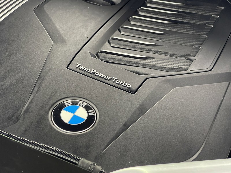 BMW X5 Vehicle Full-screen Gallery Image 38