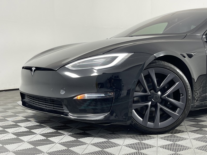 Tesla Model S Vehicle Full-screen Gallery Image 04