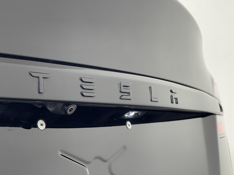 Tesla Model S Vehicle Full-screen Gallery Image 13