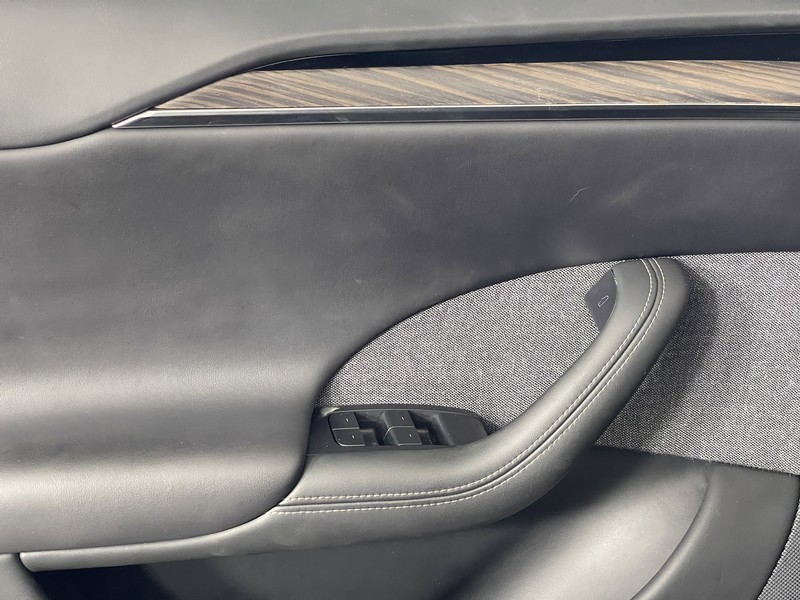 Tesla Model S Vehicle Full-screen Gallery Image 18