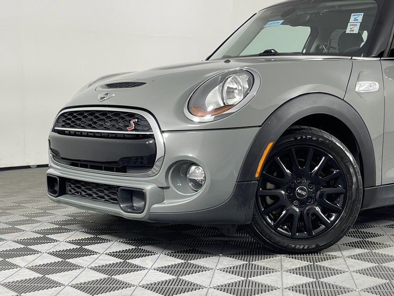 MINI Cooper Hardtop 4 Door Vehicle Full-screen Gallery Image 04