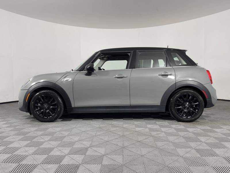 MINI Cooper Hardtop 4 Door Vehicle Full-screen Gallery Image 09