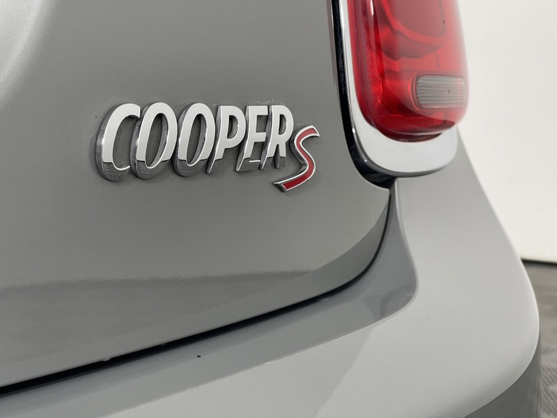 MINI Cooper Hardtop 4 Door Vehicle Full-screen Gallery Image 12