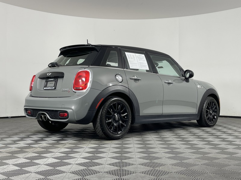MINI Cooper Hardtop 4 Door Vehicle Full-screen Gallery Image 14