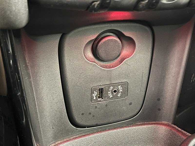 MINI Cooper Hardtop 4 Door Vehicle Full-screen Gallery Image 31