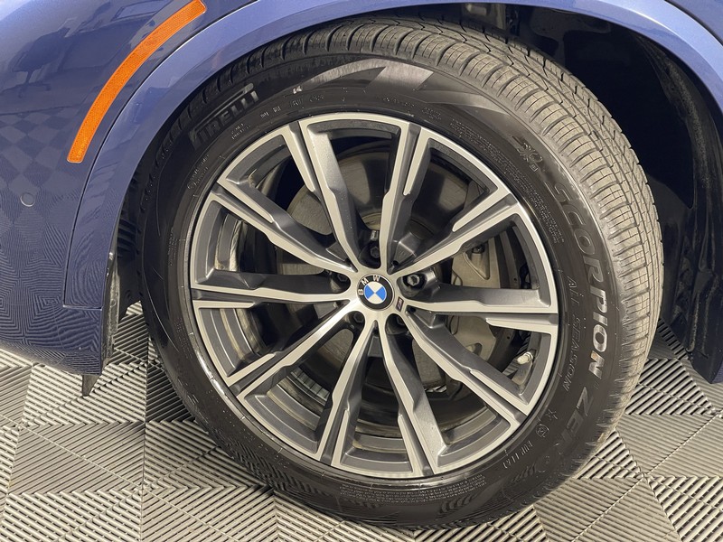 BMW X5 Vehicle Full-screen Gallery Image 05