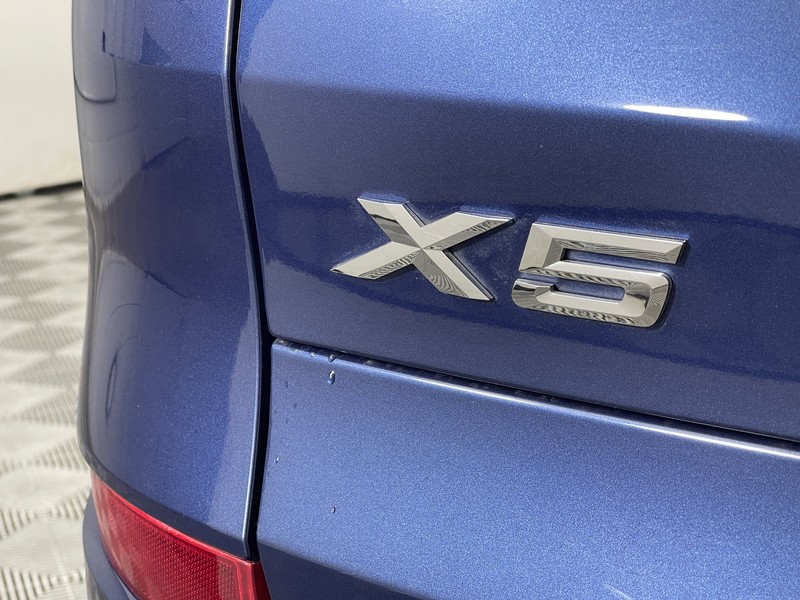 BMW X5 Vehicle Full-screen Gallery Image 12