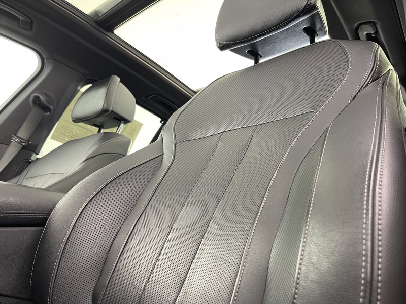 BMW X5 Vehicle Full-screen Gallery Image 22
