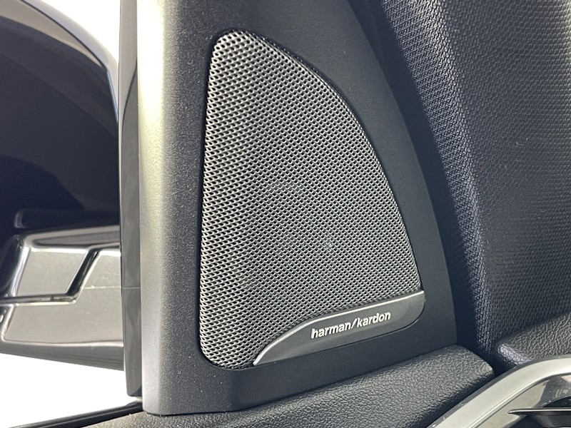 BMW X5 Vehicle Full-screen Gallery Image 23