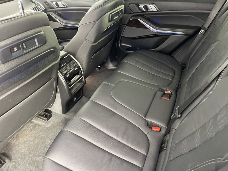 BMW X5 Vehicle Full-screen Gallery Image 33