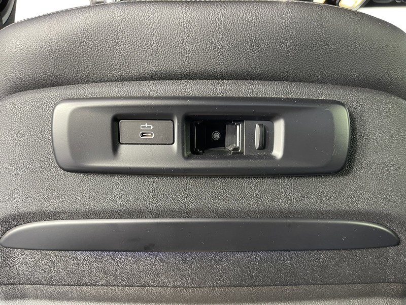 BMW X5 Vehicle Full-screen Gallery Image 34