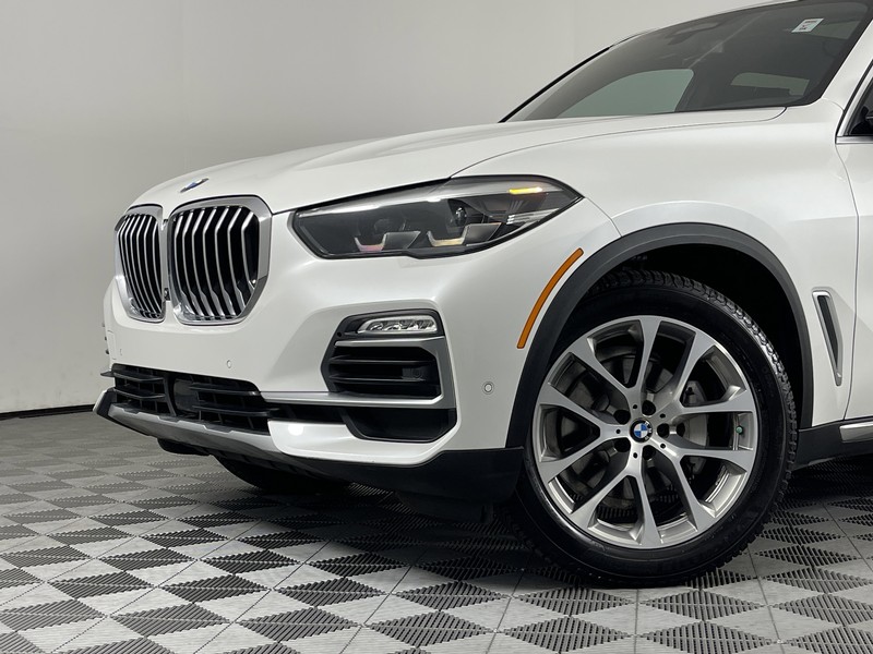 BMW X5 Vehicle Full-screen Gallery Image 04
