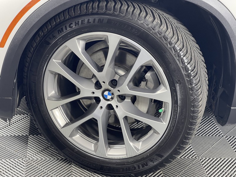 BMW X5 Vehicle Full-screen Gallery Image 05