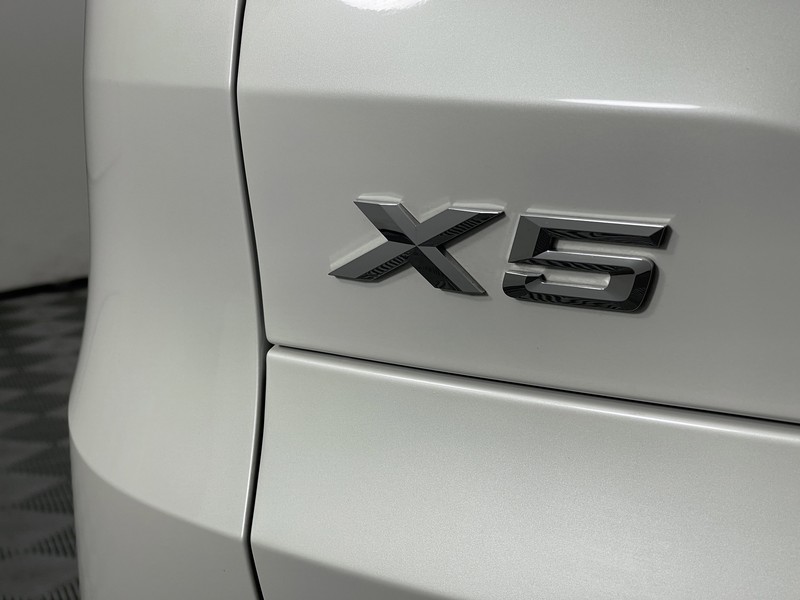BMW X5 Vehicle Full-screen Gallery Image 12