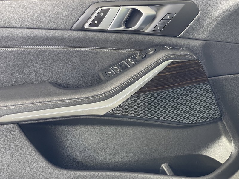 BMW X5 Vehicle Full-screen Gallery Image 21