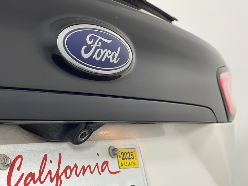 Ford Edge Vehicle Full-screen Gallery Image 13