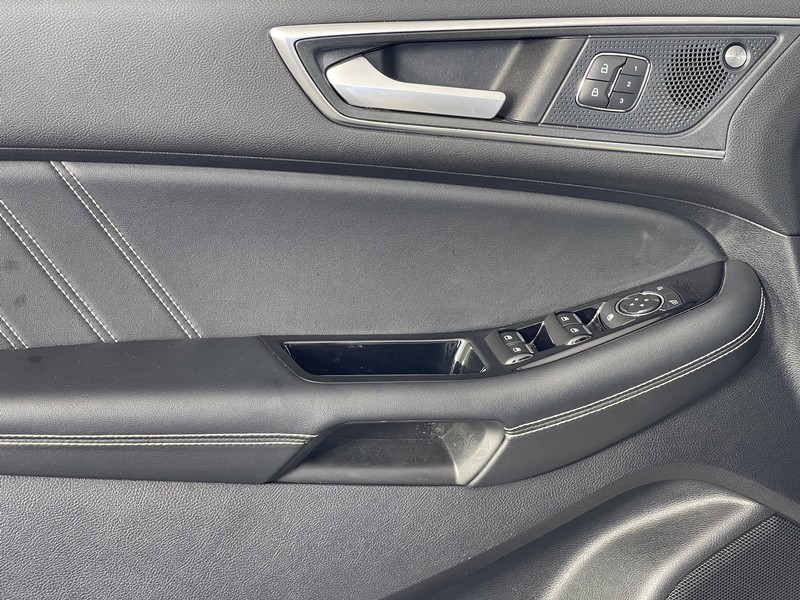 Ford Edge Vehicle Full-screen Gallery Image 21