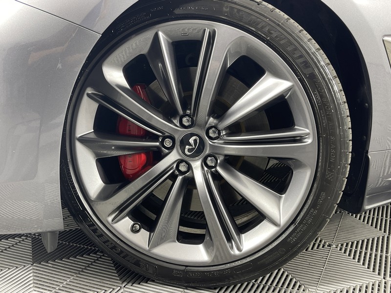 INFINITI Q60 Vehicle Full-screen Gallery Image 05
