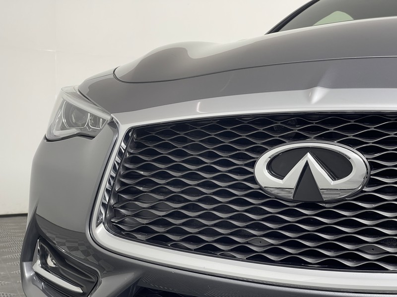 INFINITI Q60 Vehicle Full-screen Gallery Image 08
