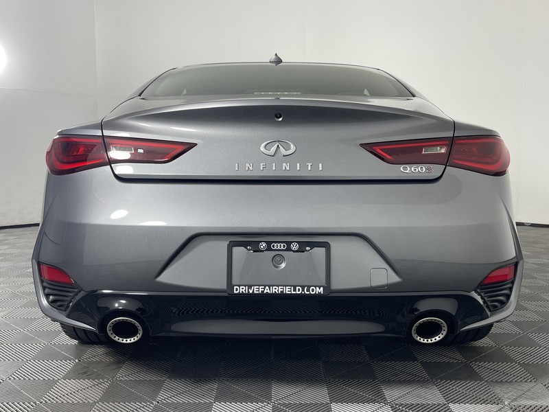 INFINITI Q60 Vehicle Full-screen Gallery Image 11