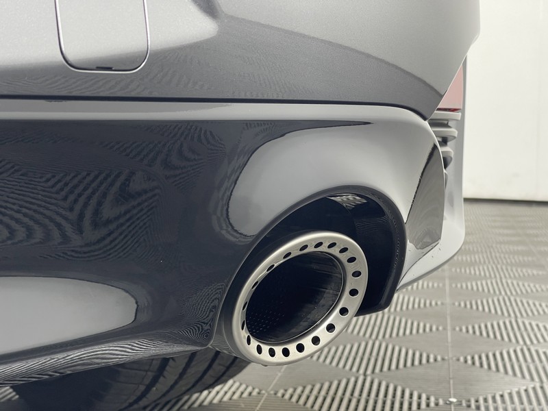 INFINITI Q60 Vehicle Full-screen Gallery Image 14