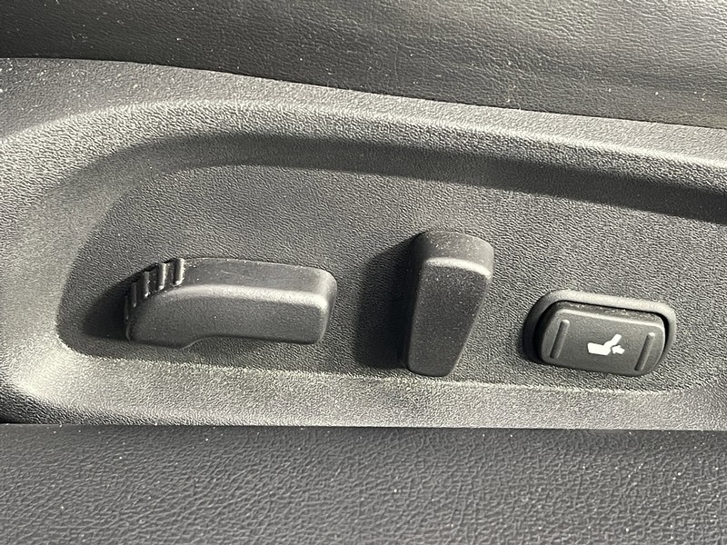 INFINITI Q60 Vehicle Full-screen Gallery Image 19