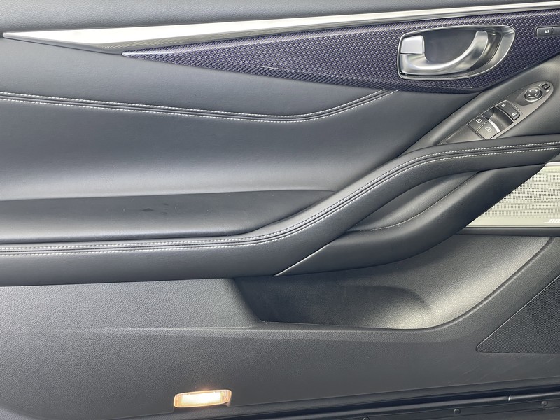 INFINITI Q60 Vehicle Full-screen Gallery Image 21