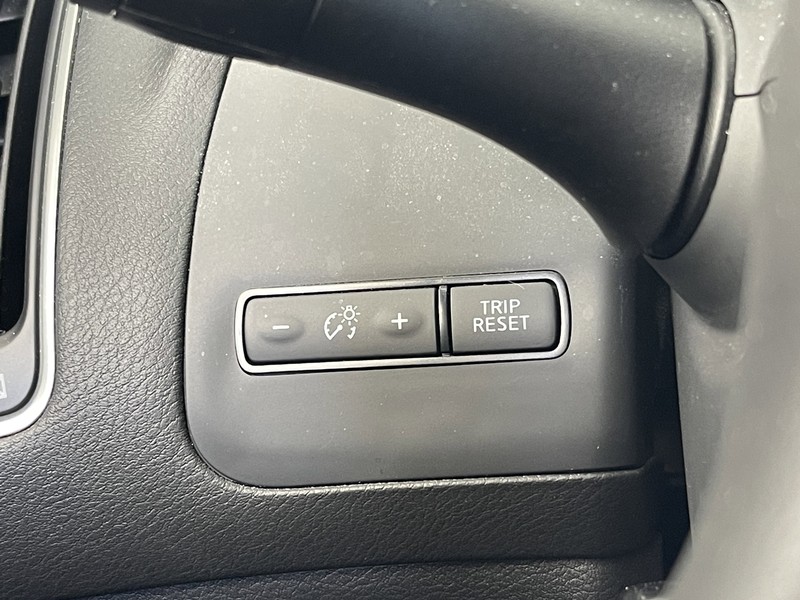 INFINITI Q60 Vehicle Full-screen Gallery Image 23