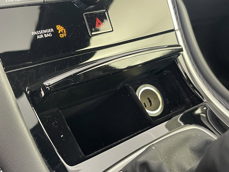 INFINITI Q60 Vehicle Full-screen Gallery Image 30