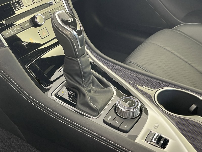 INFINITI Q60 Vehicle Full-screen Gallery Image 31
