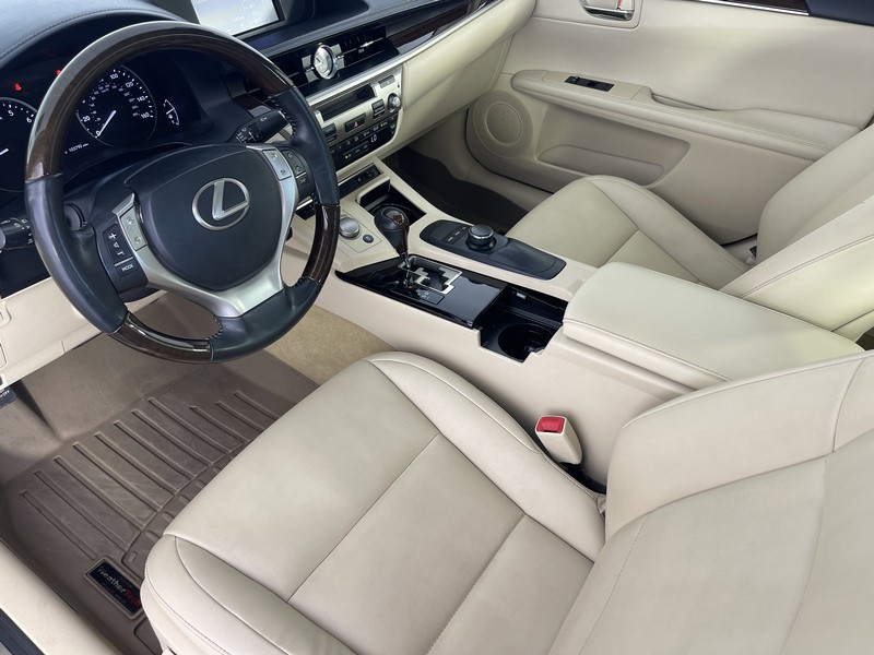 Lexus ES 350 Vehicle Full-screen Gallery Image 02