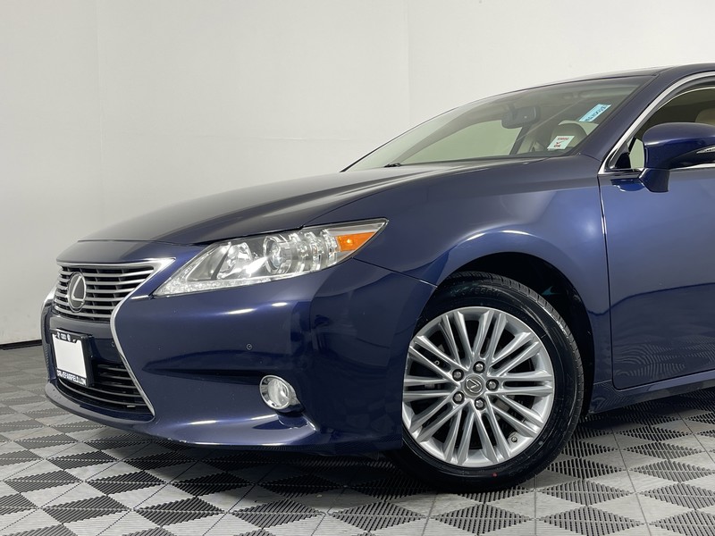 Lexus ES 350 Vehicle Full-screen Gallery Image 04