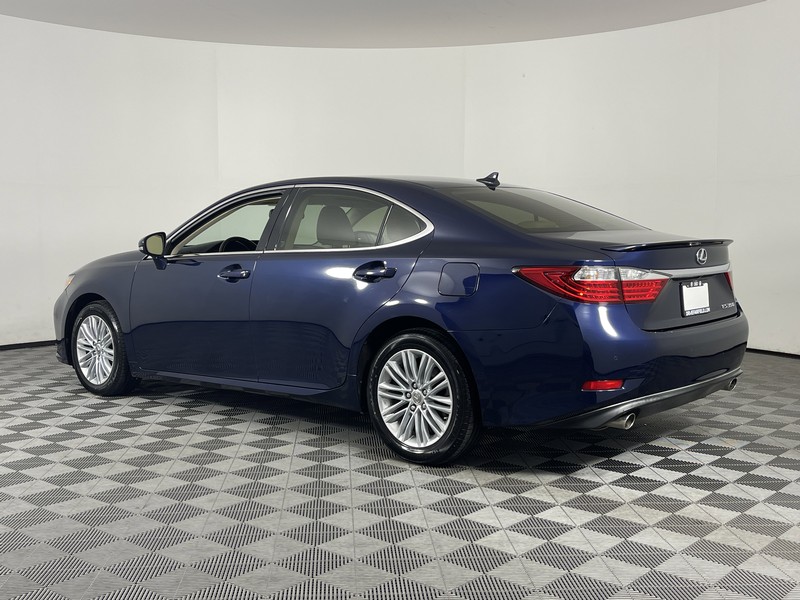 Lexus ES 350 Vehicle Full-screen Gallery Image 10
