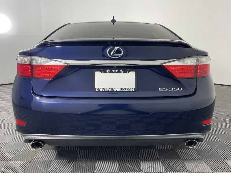 Lexus ES 350 Vehicle Full-screen Gallery Image 11