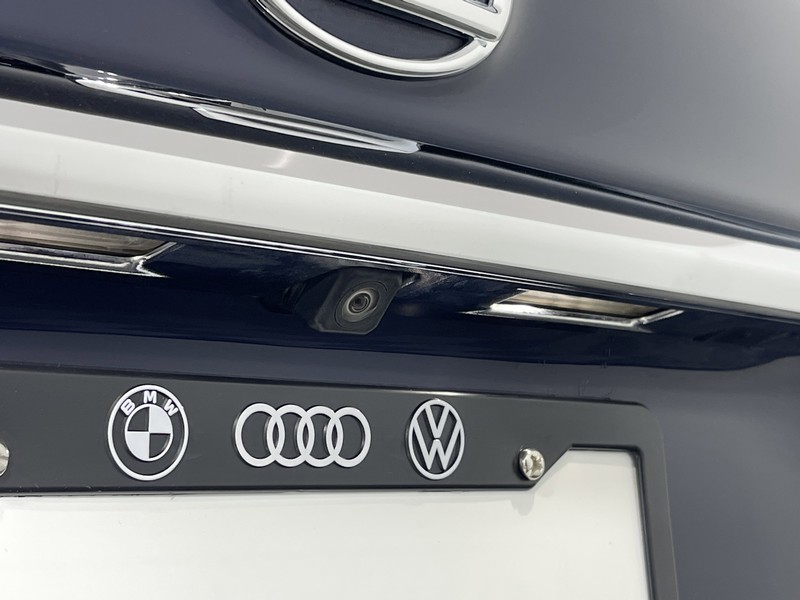 Lexus ES 350 Vehicle Full-screen Gallery Image 12