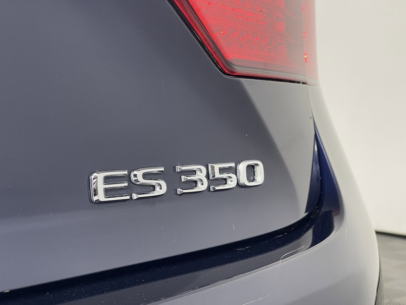 Lexus ES 350 Vehicle Full-screen Gallery Image 13