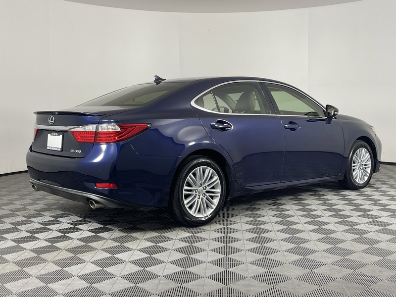 Lexus ES 350 Vehicle Full-screen Gallery Image 15