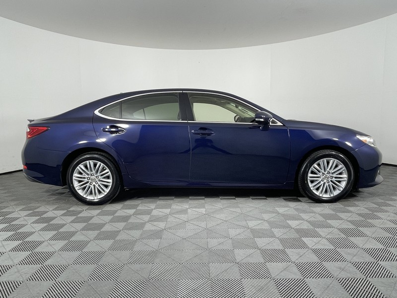 Lexus ES 350 Vehicle Full-screen Gallery Image 16