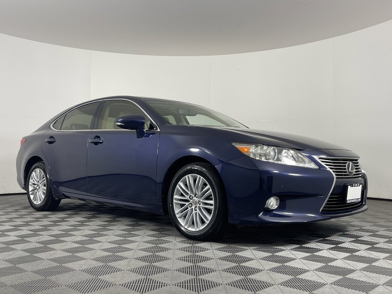 Lexus ES 350 Vehicle Full-screen Gallery Image 17