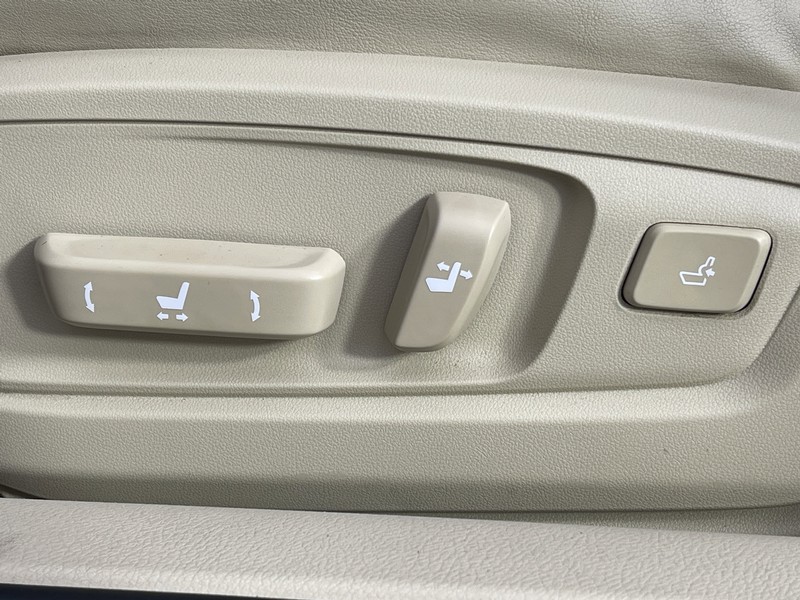 Lexus ES 350 Vehicle Full-screen Gallery Image 18