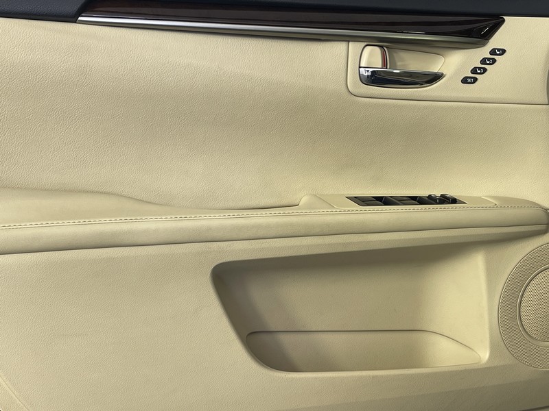 Lexus ES 350 Vehicle Full-screen Gallery Image 19