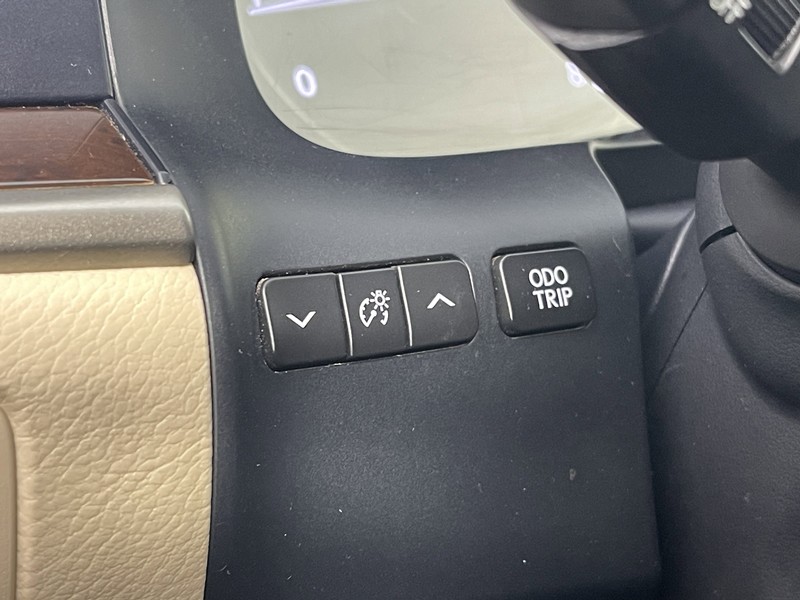 Lexus ES 350 Vehicle Full-screen Gallery Image 22