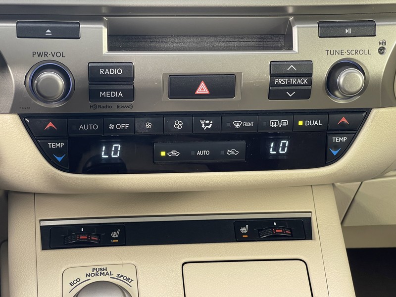 Lexus ES 350 Vehicle Full-screen Gallery Image 27