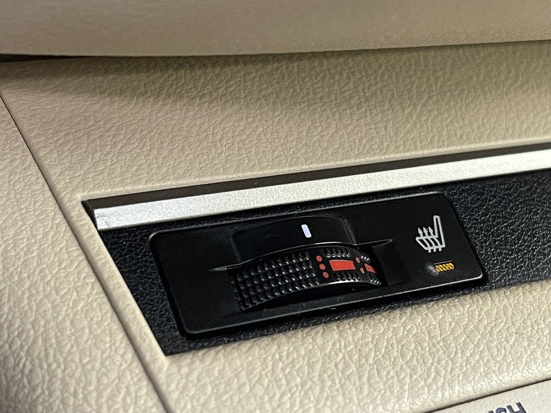 Lexus ES 350 Vehicle Full-screen Gallery Image 28