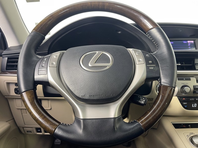 Lexus ES 350 Vehicle Full-screen Gallery Image 29